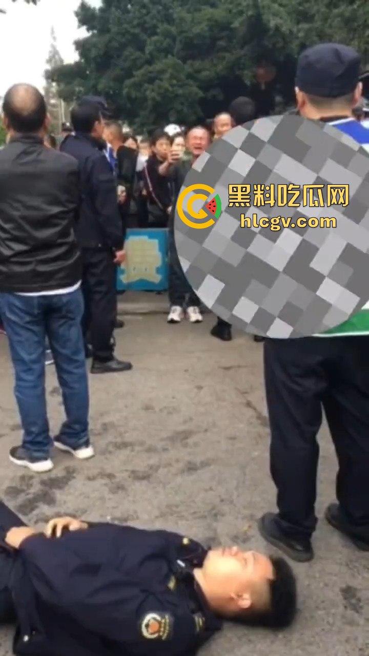 卖鱼商贩与城管爆发冲突!剪刀挥舞,两名城管被推倒,金牛区城管局称现场混乱不堪!