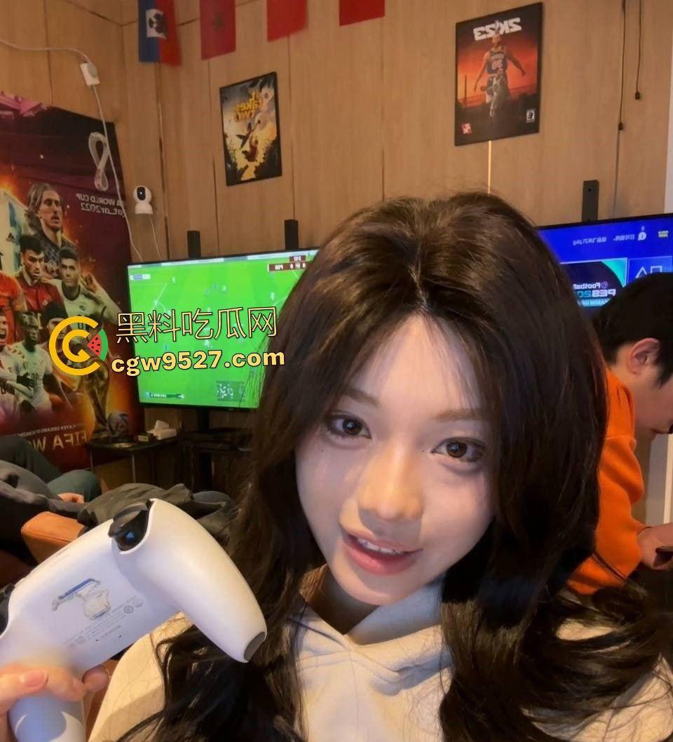 抖音网红【junia】，天津理工女大生齐婧煊，粉嫩骚穴骑粉色巨屌，插到白沫出来！