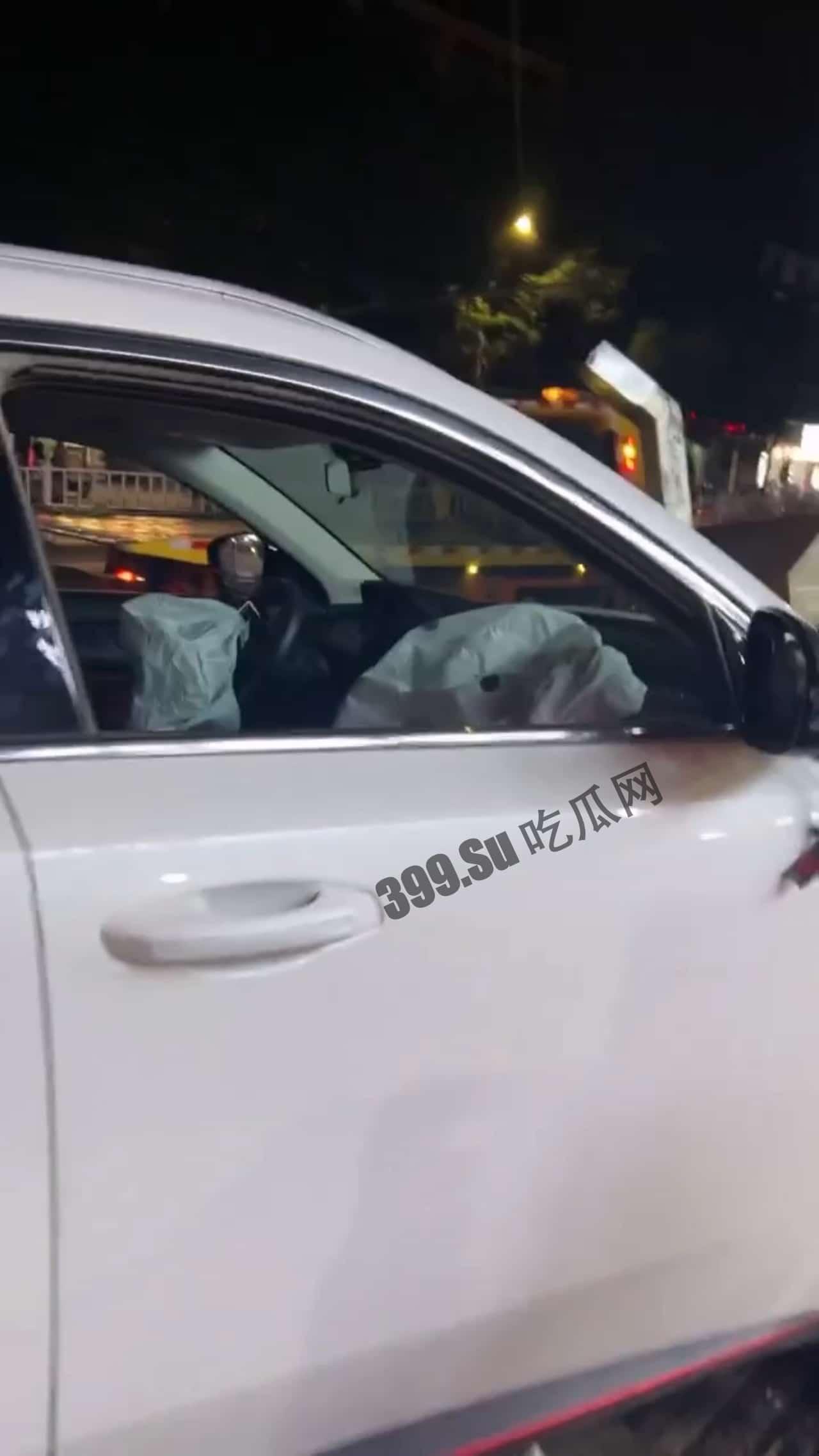 5月5日凌晨，广西玉林陆川新公园路口，一辆汽车突然冲向宵夜摊人群，撞伤4人，路口2个，宵夜摊2个，一人伤势严重，肚子都破开了。司机想逃，被众人拉回来，躺地上，不知是否酒驾 #车祸