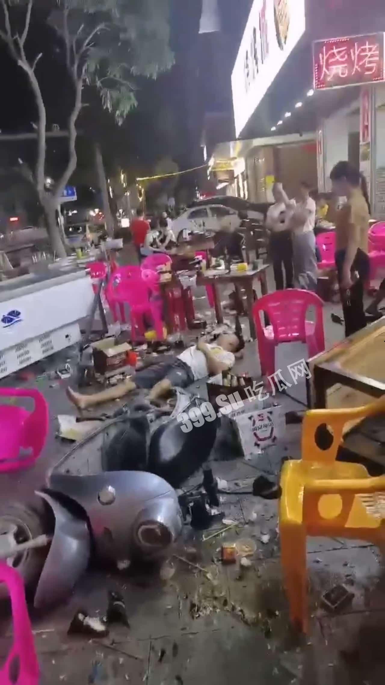 5月5日凌晨，广西玉林陆川新公园路口，一辆汽车突然冲向宵夜摊人群，撞伤4人，路口2个，宵夜摊2个，一人伤势严重，肚子都破开了。司机想逃，被众人拉回来，躺地上，不知是否酒驾 #车祸