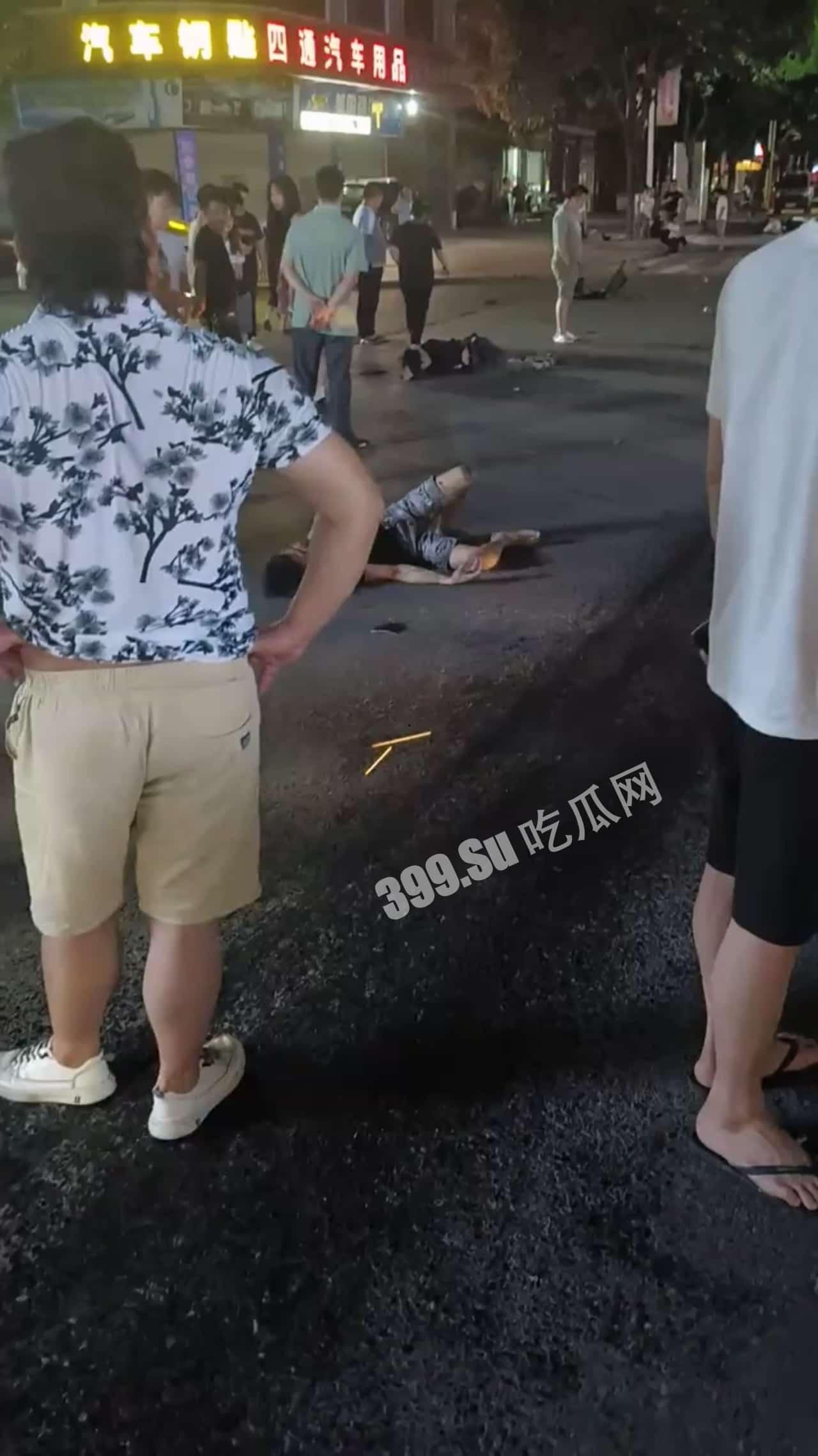 5月5日凌晨，广西玉林陆川新公园路口，一辆汽车突然冲向宵夜摊人群，撞伤4人，路口2个，宵夜摊2个，一人伤势严重，肚子都破开了。司机想逃，被众人拉回来，躺地上，不知是否酒驾 #车祸