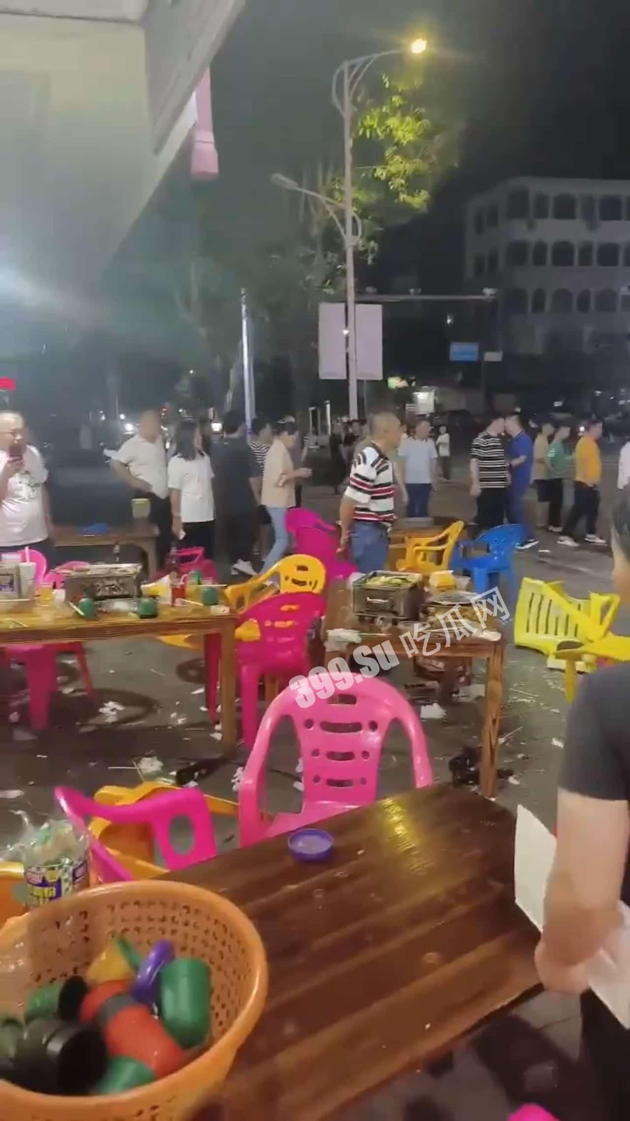 5月5日凌晨，广西玉林陆川新公园路口，一辆汽车突然冲向宵夜摊人群，撞伤4人，路口2个，宵夜摊2个，一人伤势严重，肚子都破开了。司机想逃，被众人拉回来，躺地上，不知是否酒驾 #车祸