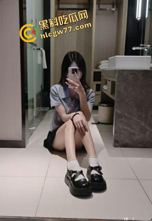 大连排骨妹【乔珊珊】金发小母狗被炮友偷拍爆操现场,吃鸡吃到笑开花,约炮变出道!