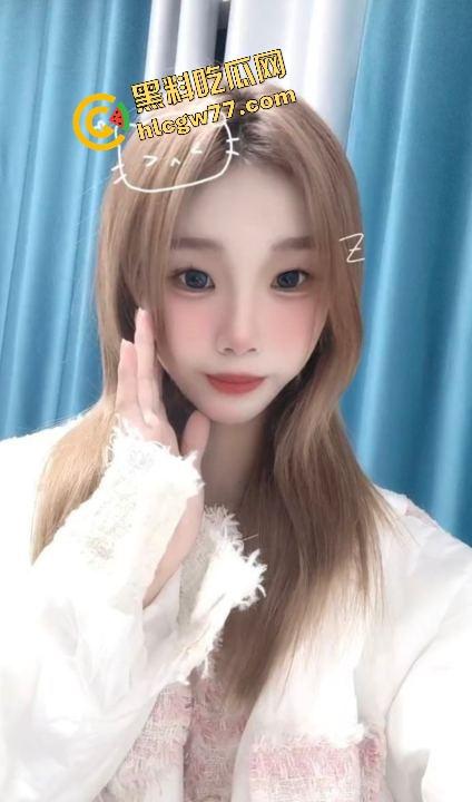 大连排骨妹【乔珊珊】金发小母狗被炮友偷拍爆操现场,吃鸡吃到笑开花,约炮变出道!