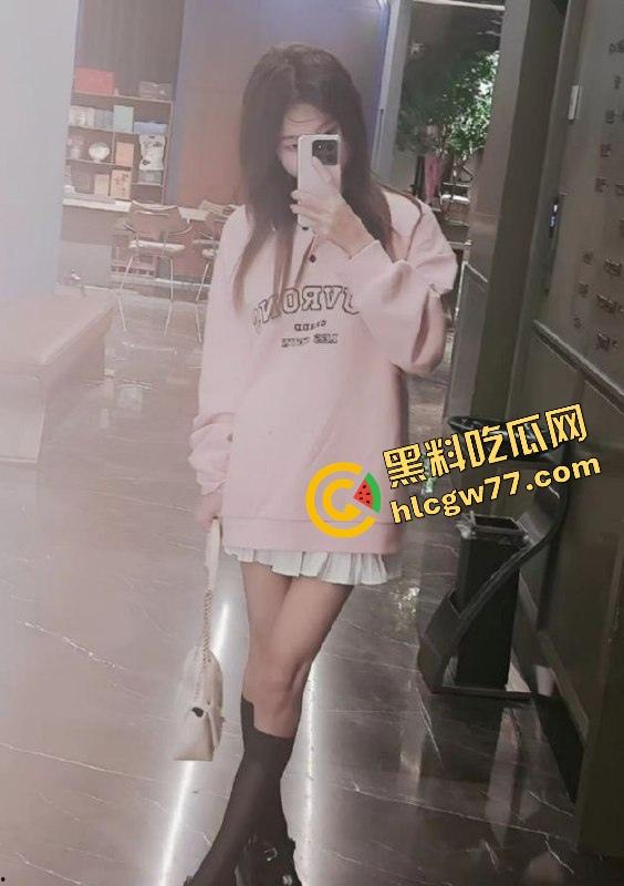 大连排骨妹【乔珊珊】金发小母狗被炮友偷拍爆操现场,吃鸡吃到笑开花,约炮变出道!