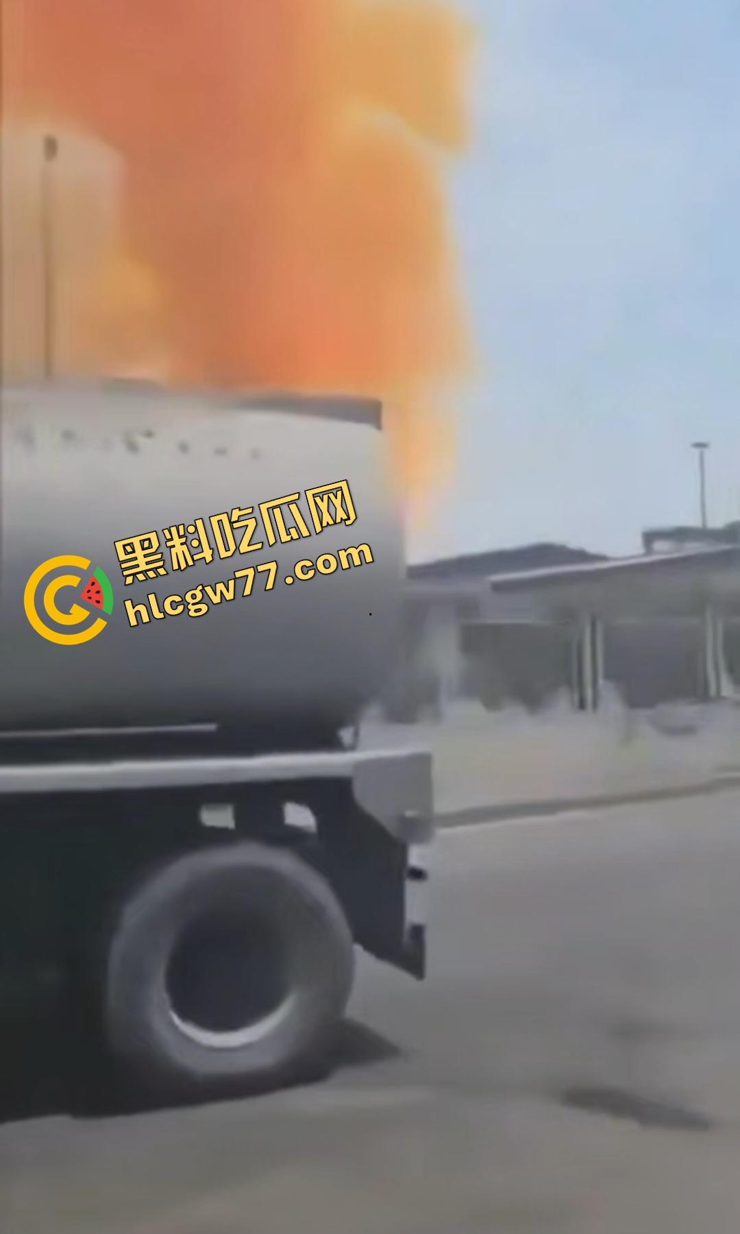 昨日伊朗沙希德拉贾伊港炸翻天!有个人玩化学品炸伤800人炸死25人,真是玩火自焚