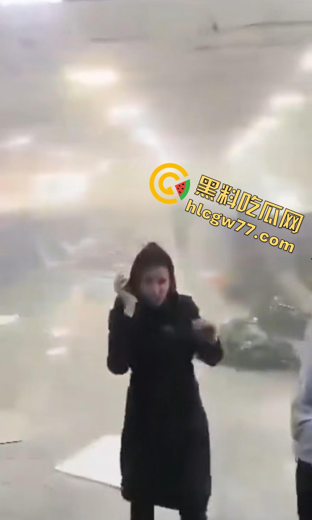 昨日伊朗沙希德拉贾伊港炸翻天!有个人玩化学品炸伤800人炸死25人,真是玩火自焚