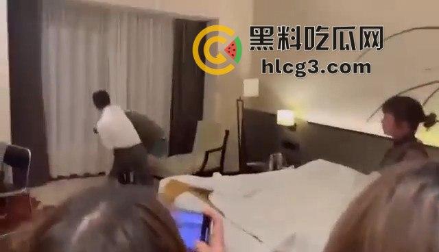 酒店门口堵门抓奸!气愤难忍,还带摄像团队拍下这对狗男女,记录‘被绿’的全程!