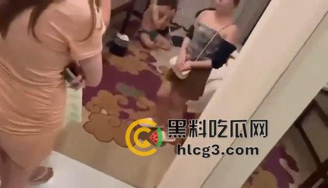 酒店门口堵门抓奸!气愤难忍,还带摄像团队拍下这对狗男女,记录‘被绿’的全程!