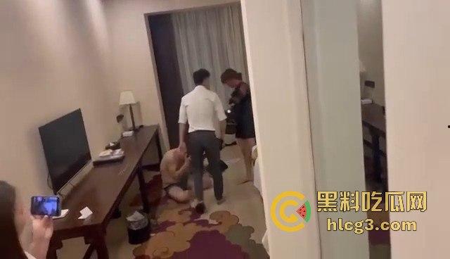 酒店门口堵门抓奸!气愤难忍,还带摄像团队拍下这对狗男女,记录‘被绿’的全程!