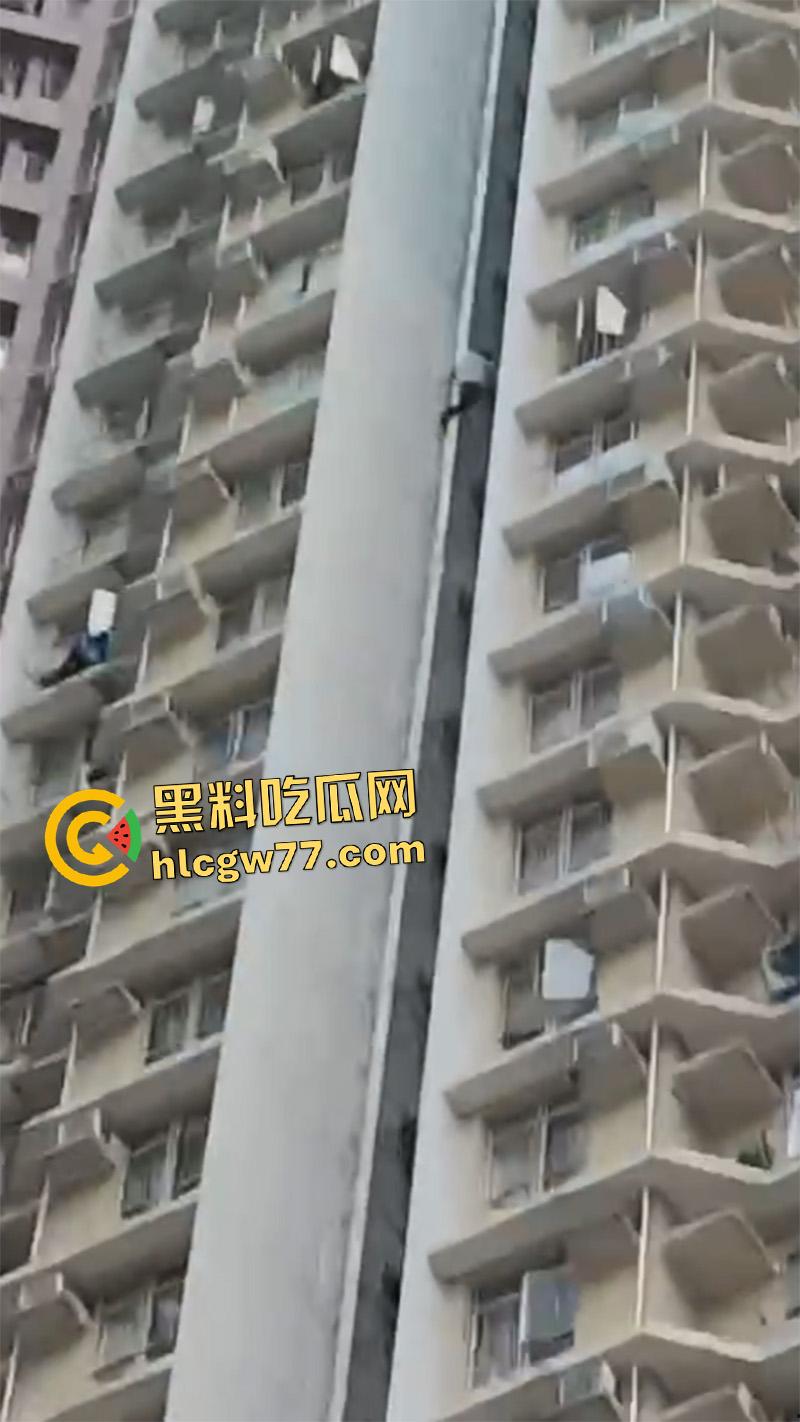 香港惊现蜘蛛侠,一男子顺高层水管爬行,据悉是情夫结果老公提前回家,老哥胆子真大啊!