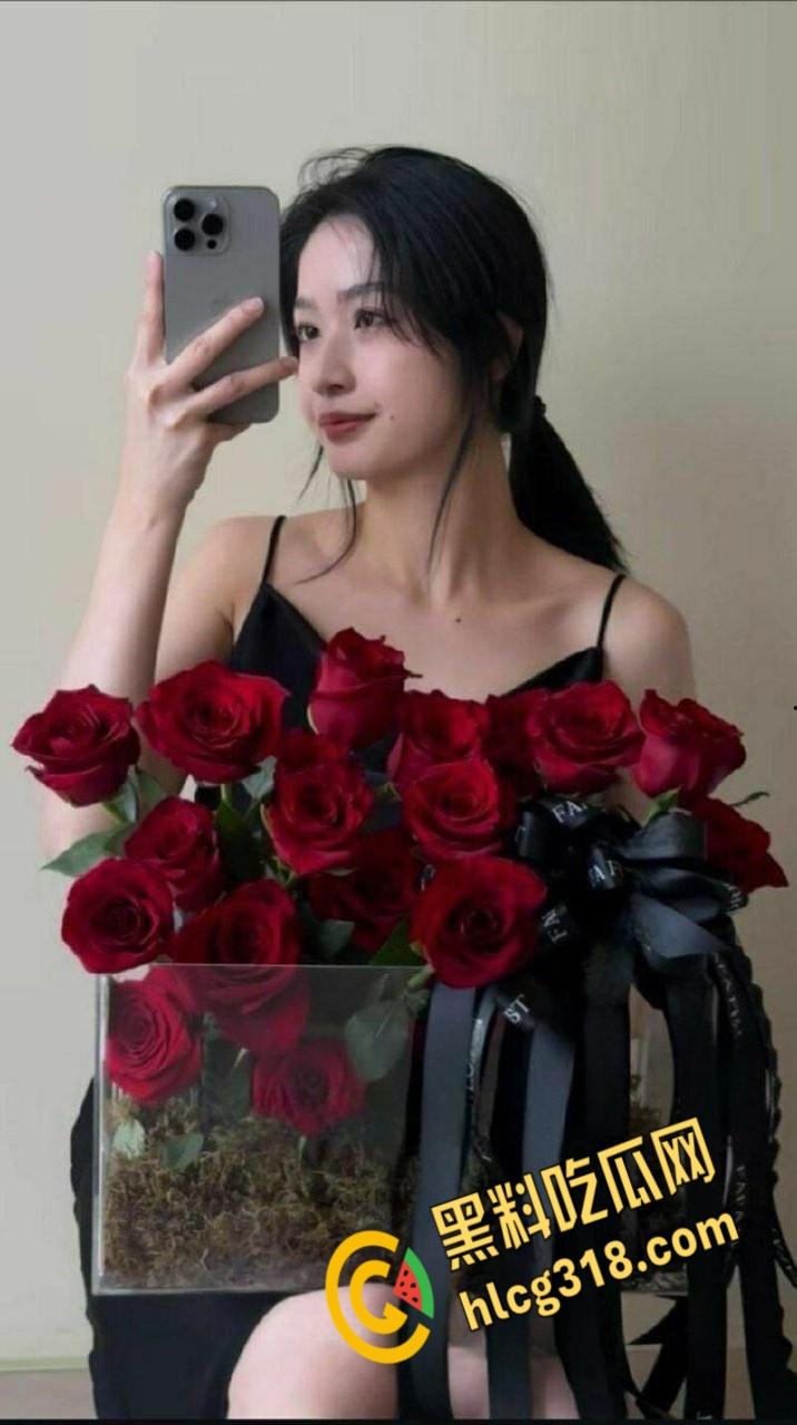 新加坡花店老板娘【Babeyiyi】，背着男朋友偷情约炮，美腿大奶女上位做爱，粉粉的白虎诱惑至极！