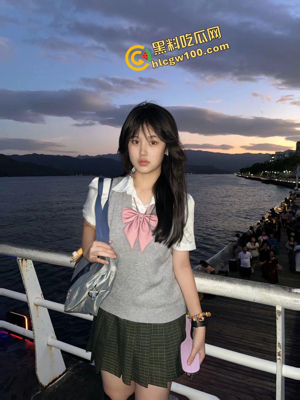 抖音深圳罗湖清纯高中反差妹【薯条喵】私下约操口爱土豪大叔,肛塞尾巴后入猛操骚逼!原创独家曝光流出!