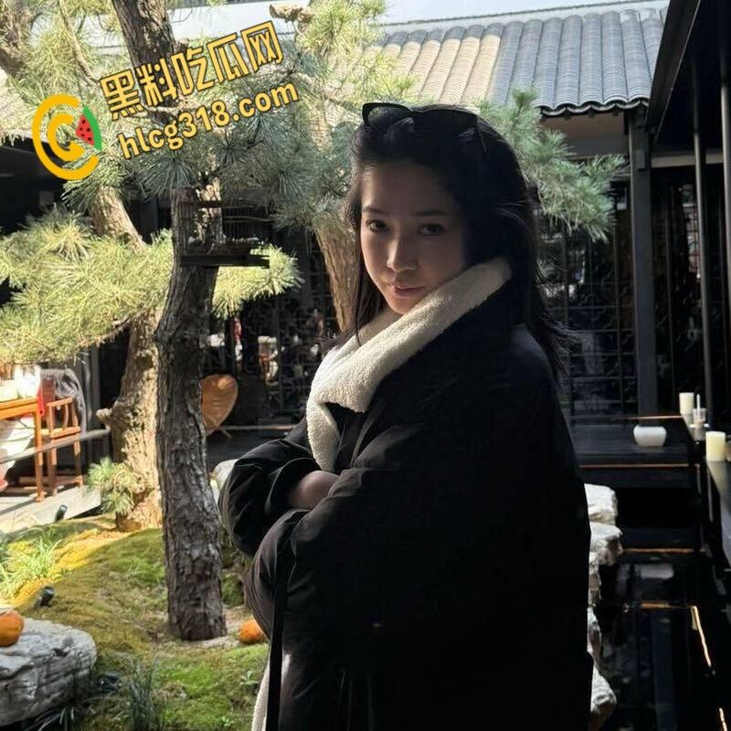 新加坡花店老板娘【Babeyiyi】，背着男朋友偷情约炮，美腿大奶女上位做爱，粉粉的白虎诱惑至极！