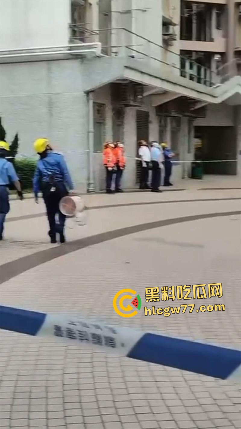 香港惊现蜘蛛侠,一男子顺高层水管爬行,据悉是情夫结果老公提前回家,老哥胆子真大啊!