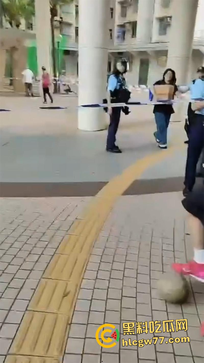 香港惊现蜘蛛侠,一男子顺高层水管爬行,据悉是情夫结果老公提前回家,老哥胆子真大啊!