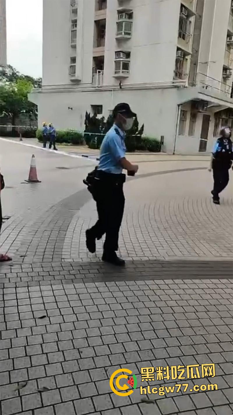 香港惊现蜘蛛侠,一男子顺高层水管爬行,据悉是情夫结果老公提前回家,老哥胆子真大啊!