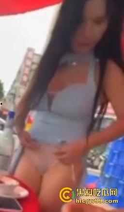 骚娘们打赌输了吃饭时直接撩起裙子把内裤脱下给在座展示她的骚毛毛,真是酒壮熊人胆,旁边男子眼睛都直了!