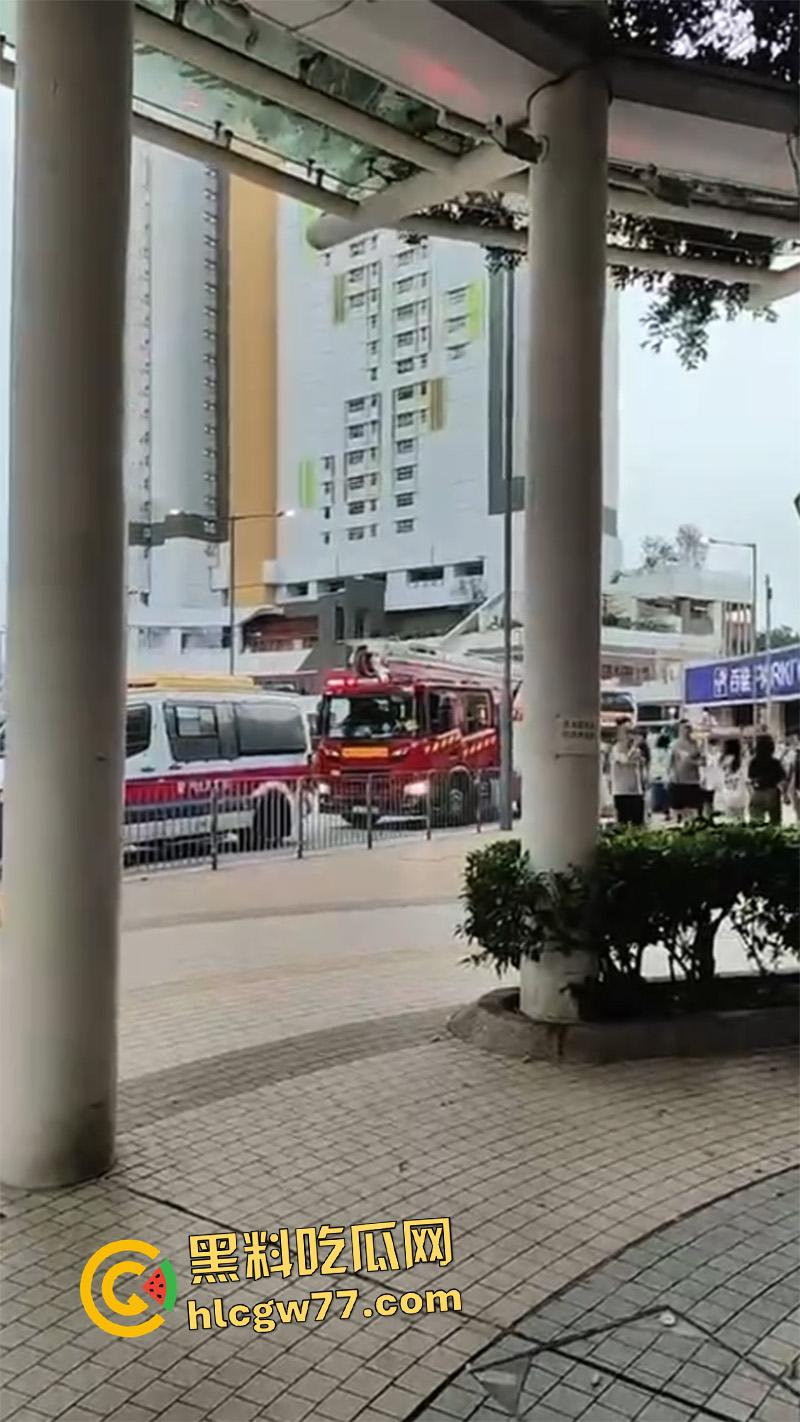 香港惊现蜘蛛侠,一男子顺高层水管爬行,据悉是情夫结果老公提前回家,老哥胆子真大啊!