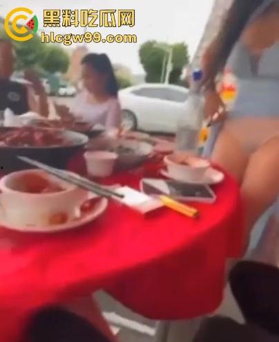 骚娘们打赌输了吃饭时直接撩起裙子把内裤脱下给在座展示她的骚毛毛,真是酒壮熊人胆,旁边男子眼睛都直了!