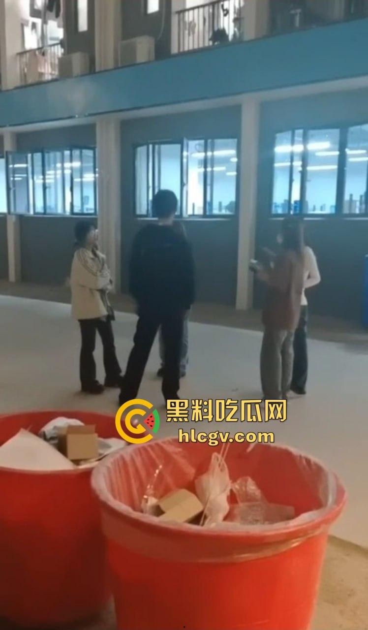 福建师大时间管理大师翻车现场!四个女友堵宿舍楼下排队算账,男生跪地求饶吓成孙子!