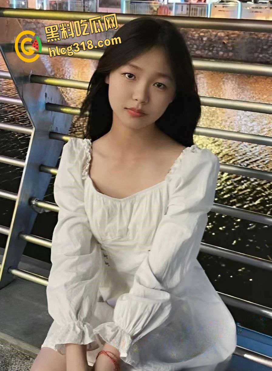 惠州卫生职业【谢楚婷】,暑假跟男同学玩调教,教学楼内露出骚拍真欠操!