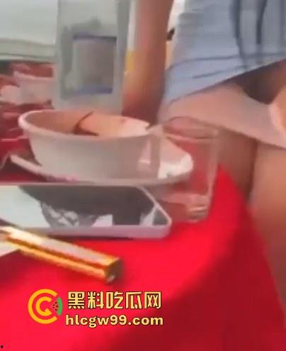 骚娘们打赌输了吃饭时直接撩起裙子把内裤脱下给在座展示她的骚毛毛,真是酒壮熊人胆,旁边男子眼睛都直了!