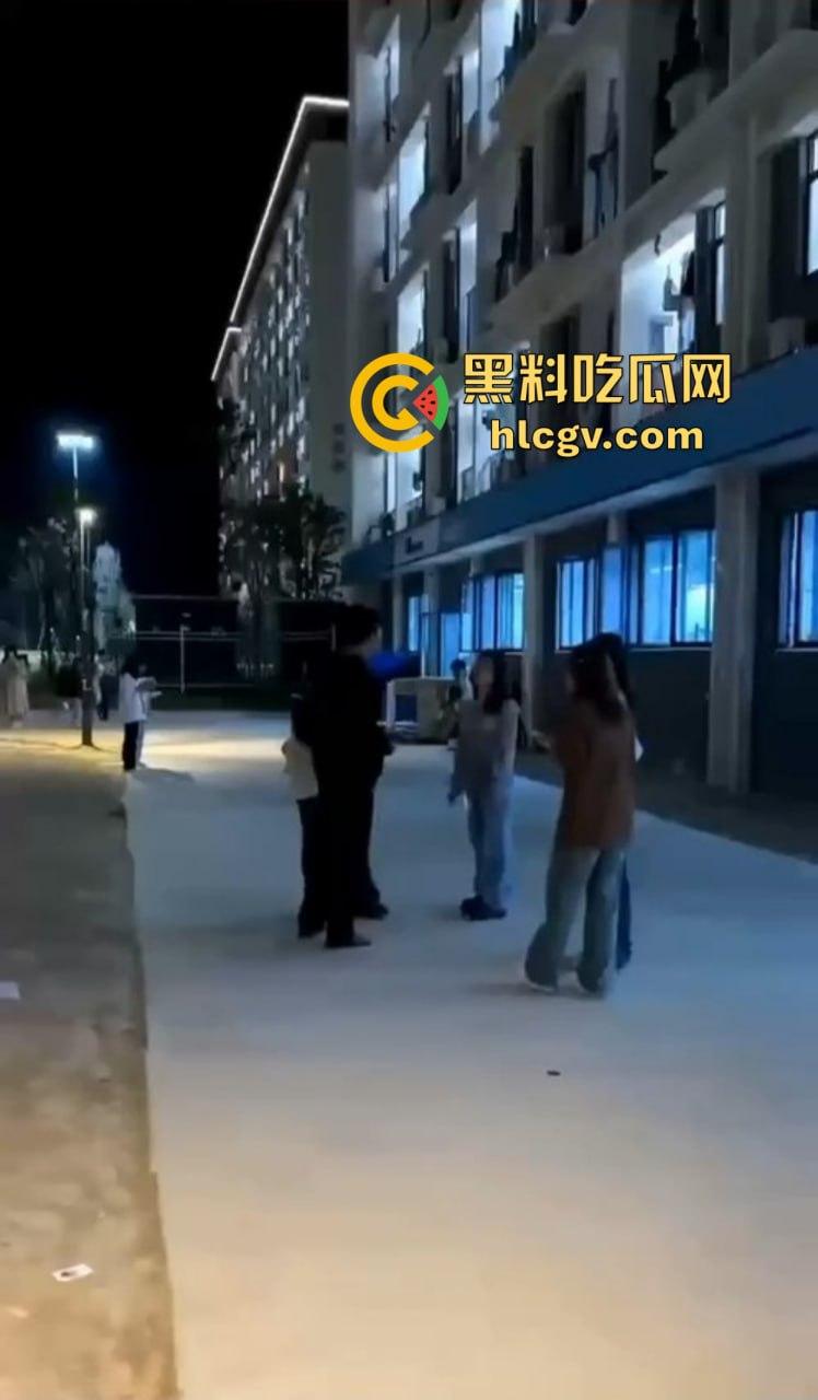 福建师大时间管理大师翻车现场!四个女友堵宿舍楼下排队算账,男生跪地求饶吓成孙子!