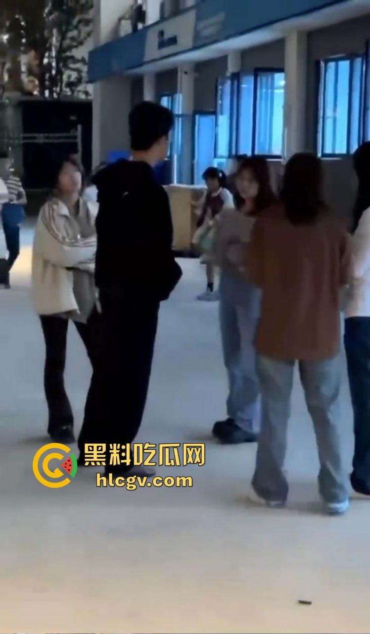 福建师大时间管理大师翻车现场!四个女友堵宿舍楼下排队算账,男生跪地求饶吓成孙子!