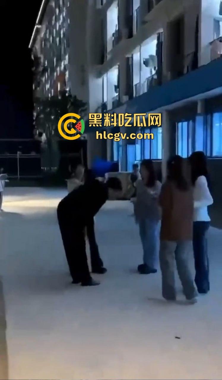 福建师大时间管理大师翻车现场!四个女友堵宿舍楼下排队算账,男生跪地求饶吓成孙子!