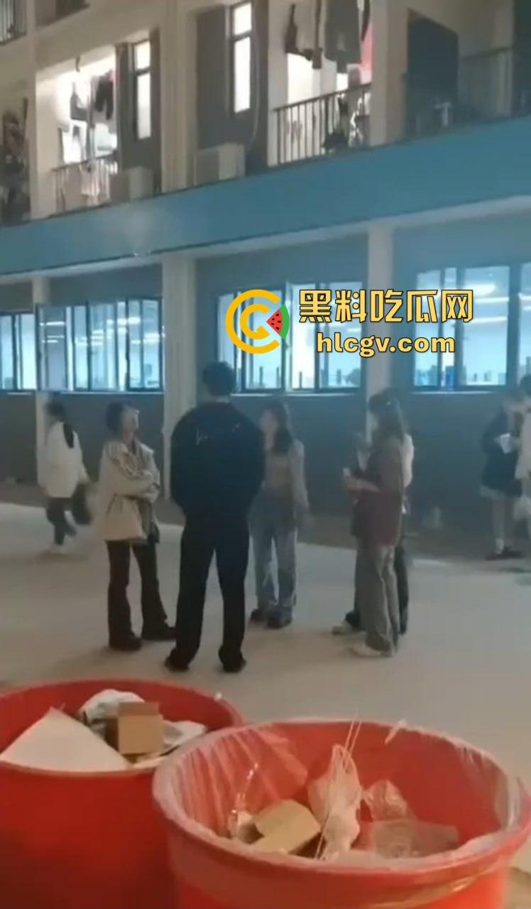 福建师大时间管理大师翻车现场!四个女友堵宿舍楼下排队算账,男生跪地求饶吓成孙子!