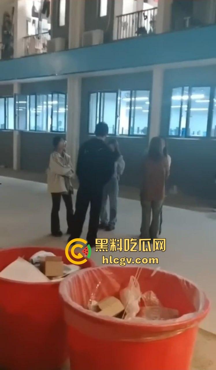 福建师大时间管理大师翻车现场!四个女友堵宿舍楼下排队算账,男生跪地求饶吓成孙子!