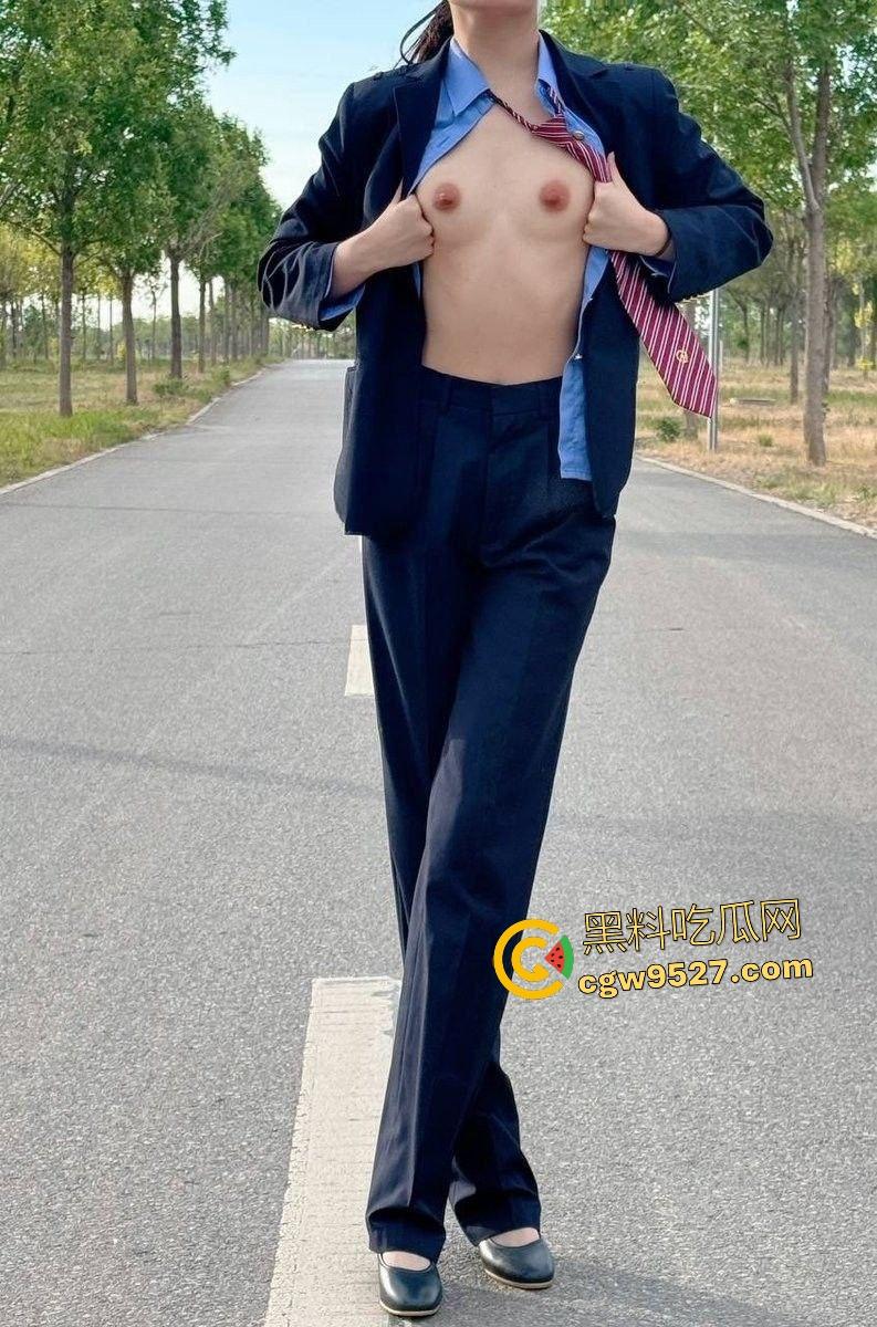 高铁乘务员【张木盈】,制服脱衣诱惑金主,下飞机车内被金主狂操,后入手机放翘臀上照玩!