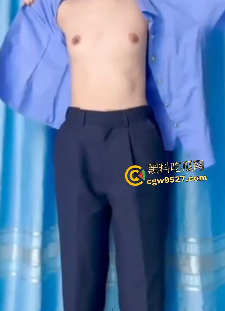 高铁乘务员【张木盈】,制服脱衣诱惑金主,下飞机车内被金主狂操,后入手机放翘臀上照玩!