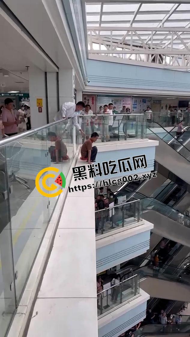 广西一附院 大叔绝望跳楼自杀 这是要多绝望啊 前排视角视频流出