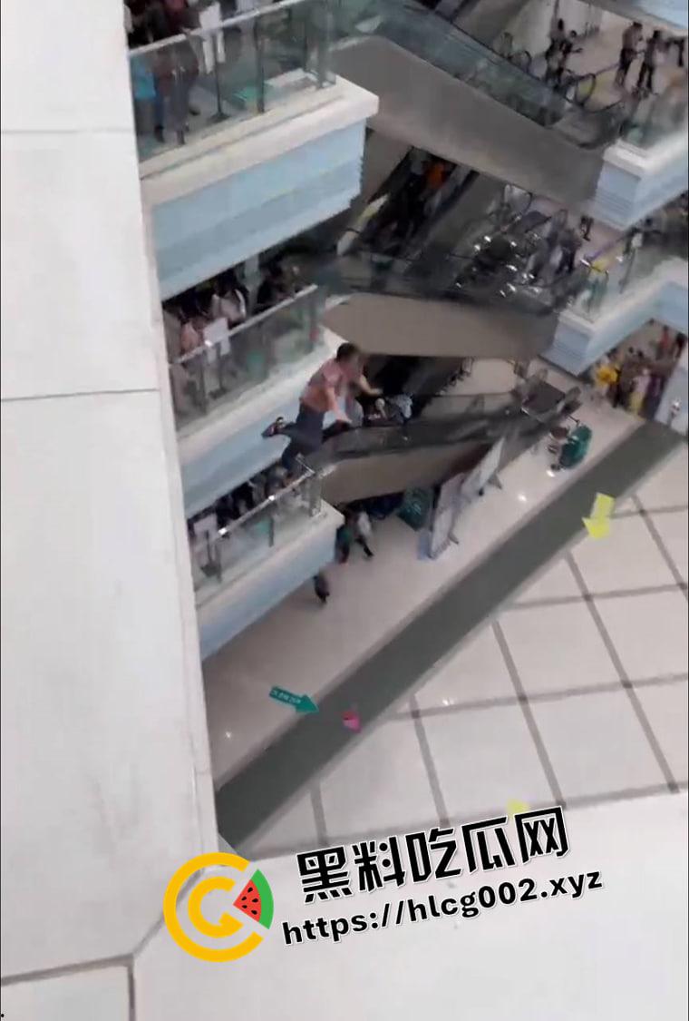 广西一附院 大叔绝望跳楼自杀 这是要多绝望啊 前排视角视频流出