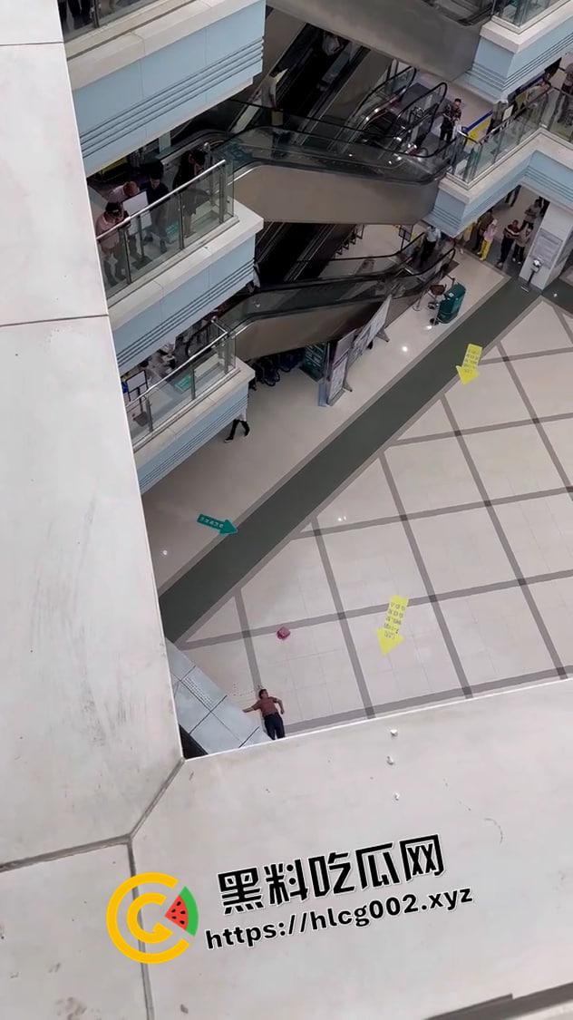 广西一附院 大叔绝望跳楼自杀 这是要多绝望啊 前排视角视频流出