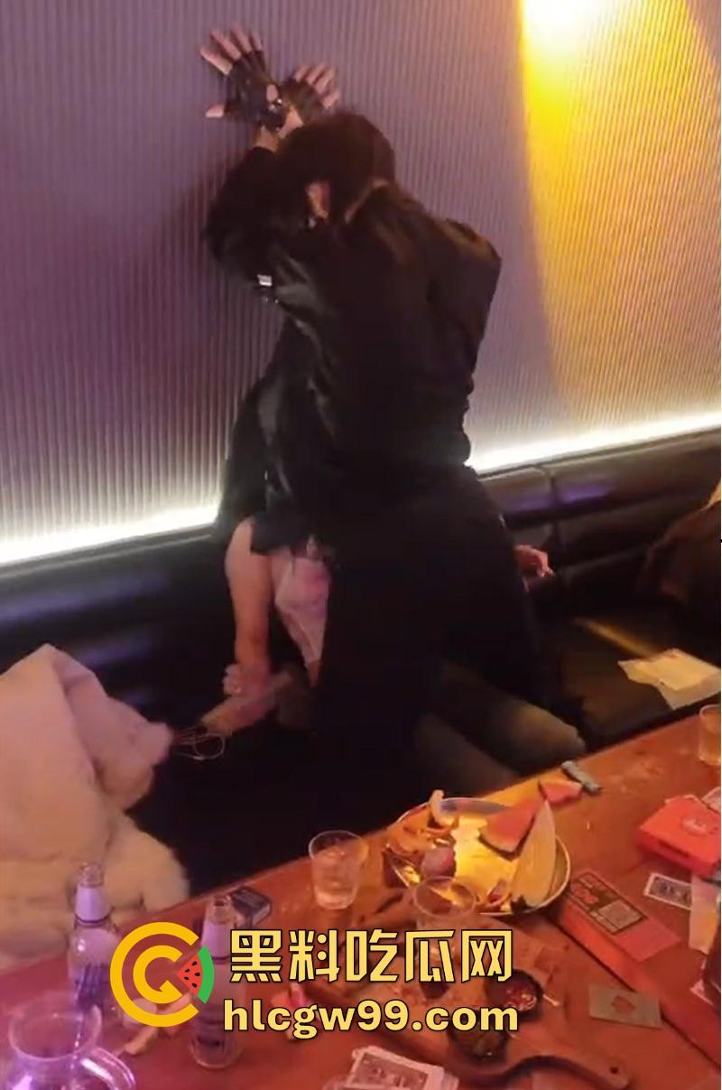 商K男模激情热舞 八块腹肌诱惑的富婆笑不拢嘴 姐姐的快乐 你想象不到!