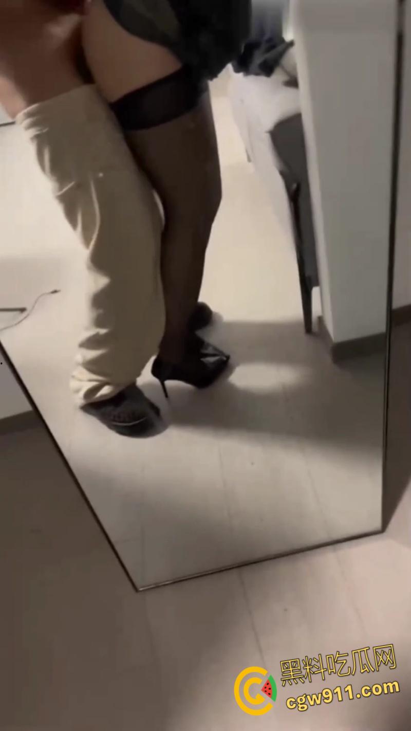 迷奸女儿包臀裙黑丝老师,春药上头高跟鞋跪地口交,翘臀母狗被无套内射,人民教师也一样骚!