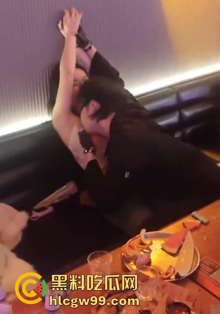 商K男模激情热舞 八块腹肌诱惑的富婆笑不拢嘴 姐姐的快乐 你想象不到!