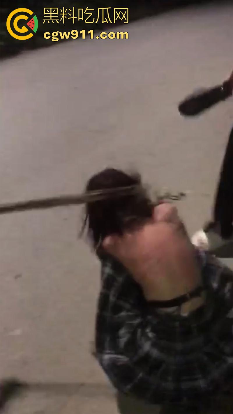 广西翻版陈美娇,靠逼勾引男人见人就睡,结果被其女友发现,带人直接围堵群殴,直接打到下跪磕头!