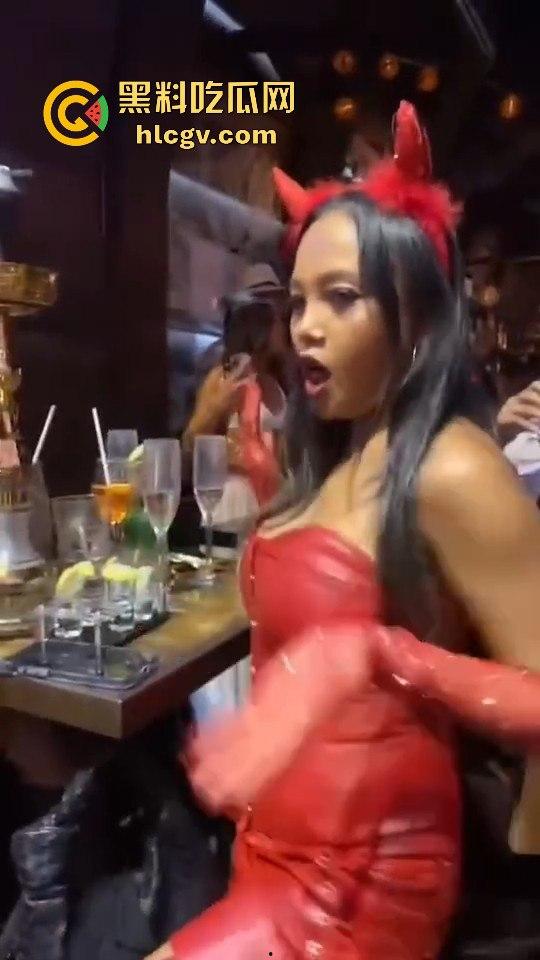 香港兰桂坊万圣节骚翻全场!骚逼骚鸡骚男齐聚,堪称老外的炮窝!