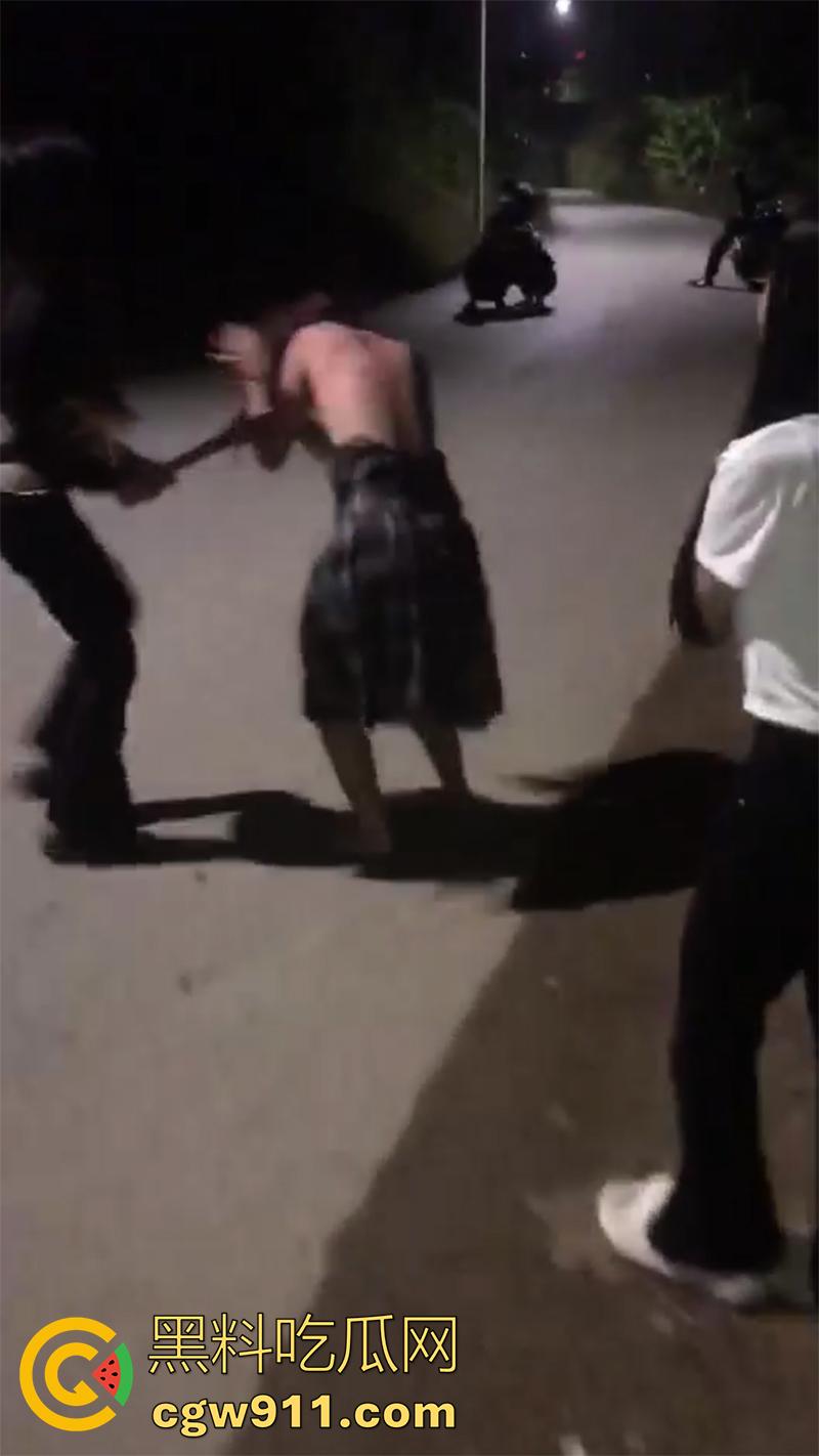 广西翻版陈美娇,靠逼勾引男人见人就睡,结果被其女友发现,带人直接围堵群殴,直接打到下跪磕头!