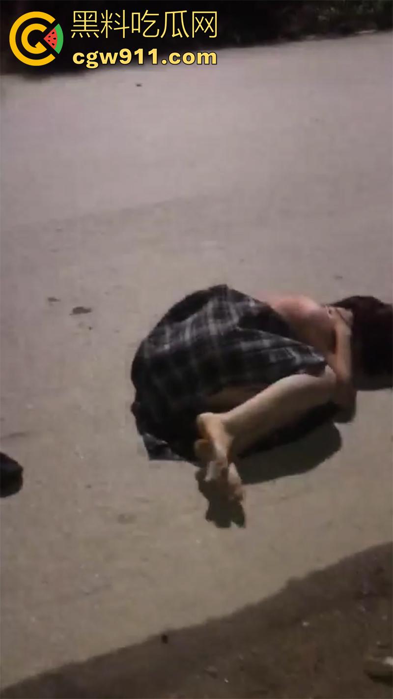 广西翻版陈美娇,靠逼勾引男人见人就睡,结果被其女友发现,带人直接围堵群殴,直接打到下跪磕头!