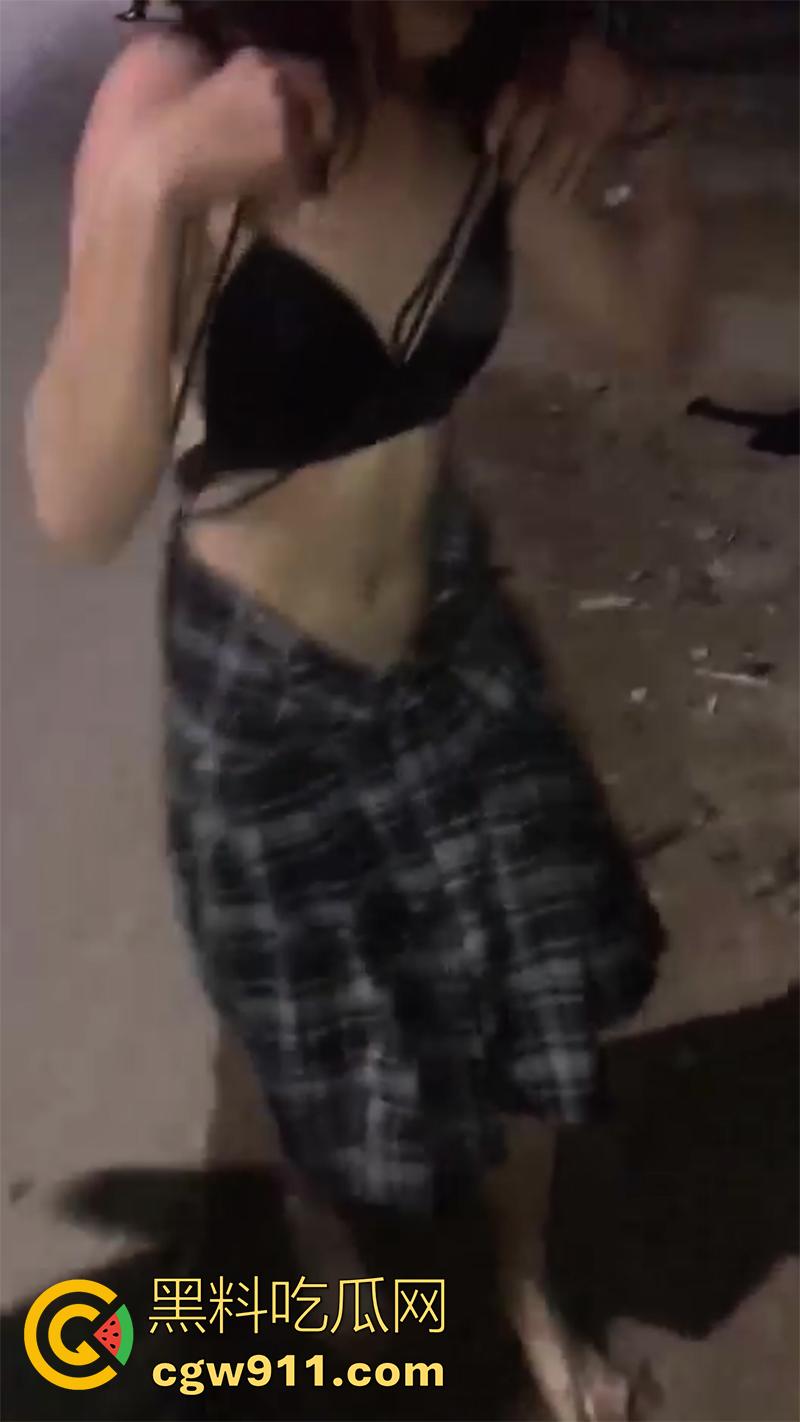 广西翻版陈美娇,靠逼勾引男人见人就睡,结果被其女友发现,带人直接围堵群殴,直接打到下跪磕头!