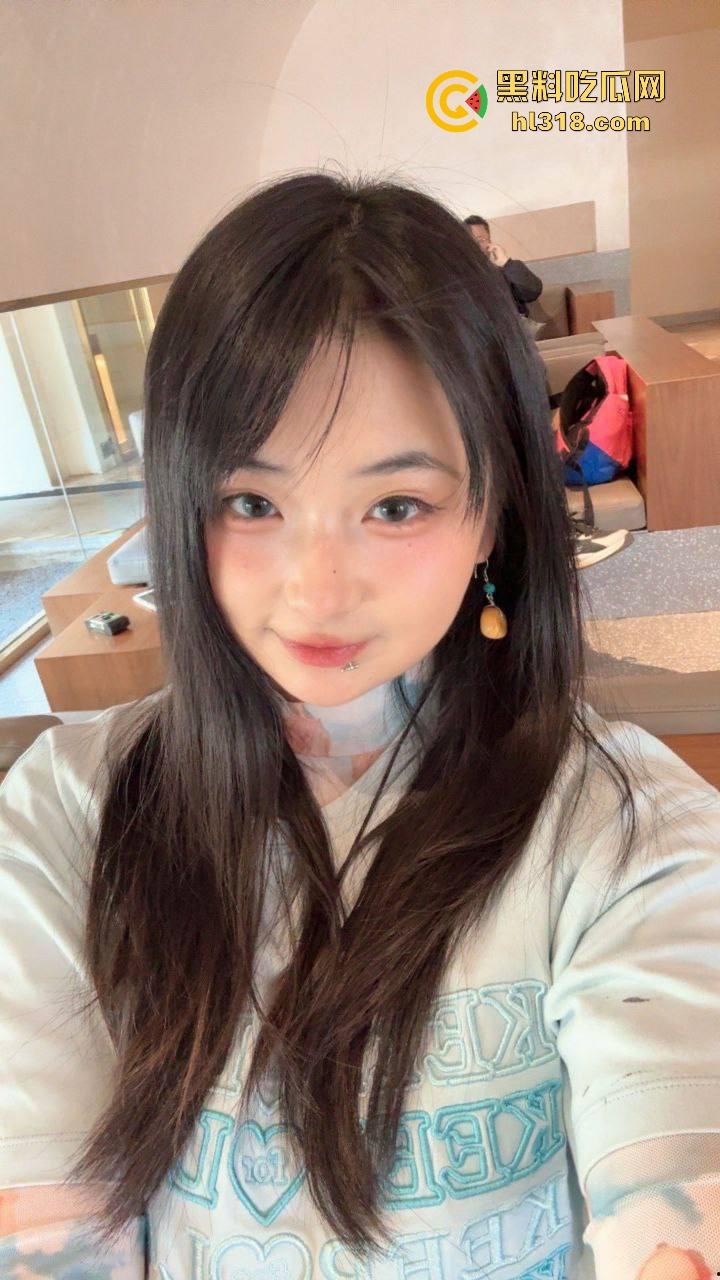 纯情小护士SM调教主人肉棒，将金属棒齐根插入龟头马眼，缓慢撸动，手法老专业了！