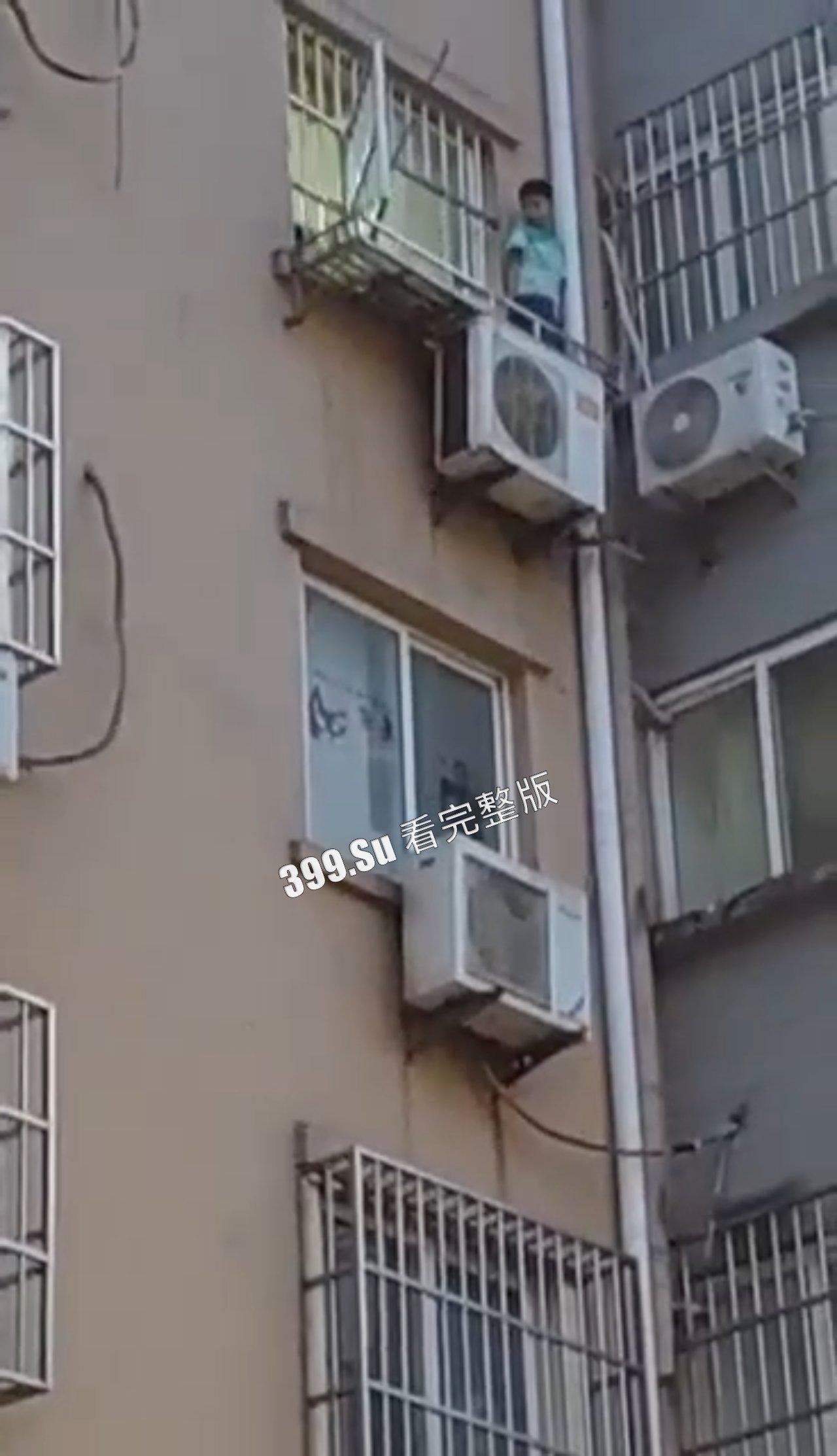 安徽合肥 男孩被母亲棍棒追打,果断从五楼跳下