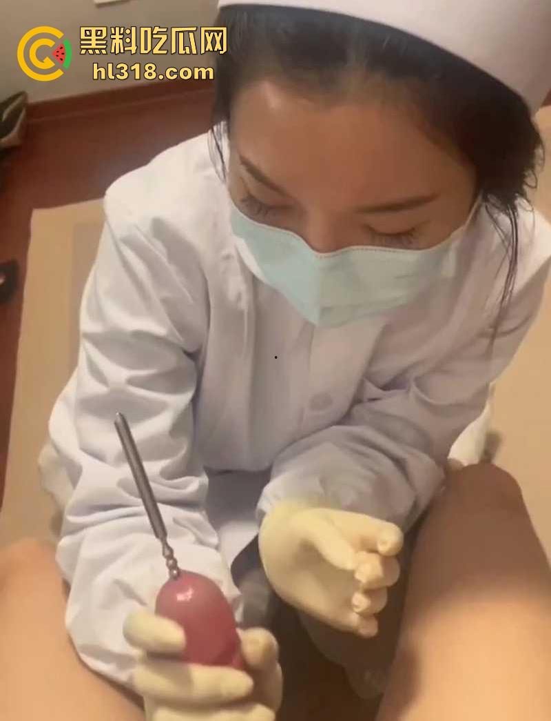 纯情小护士SM调教主人肉棒，将金属棒齐根插入龟头马眼，缓慢撸动，手法老专业了！