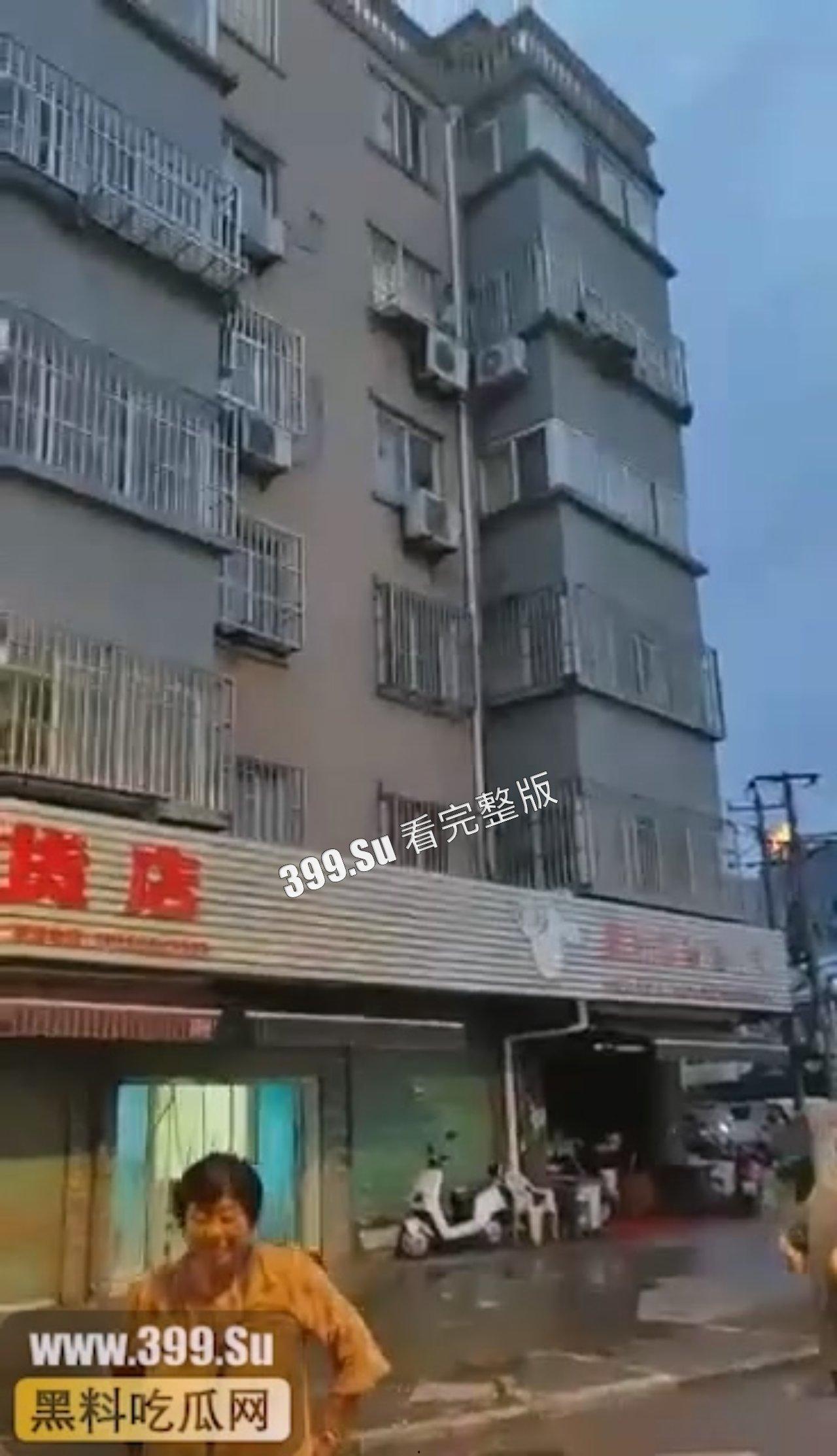 安徽合肥 男孩被母亲棍棒追打,果断从五楼跳下