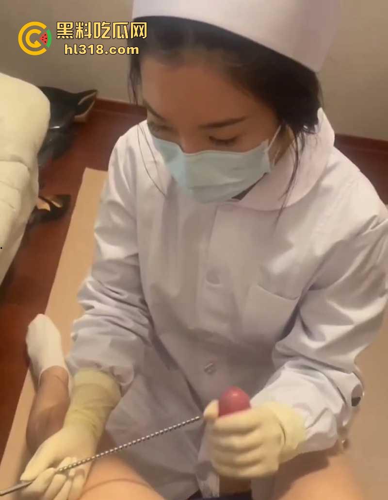 纯情小护士SM调教主人肉棒，将金属棒齐根插入龟头马眼，缓慢撸动，手法老专业了！